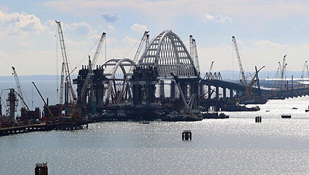 Автодорожную арку моста в Крым подняли на 35 метров и закрепляют на опорах