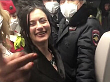 Известная пассажирка принесла пиво на борт самолёта и устроила перепалку