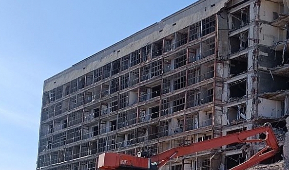 В Волгограде продолжается демонтаж здания бывшего Дома молодежи