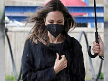 Гуляющую под дождем актрису Анджелину Джоли заметили в Риме