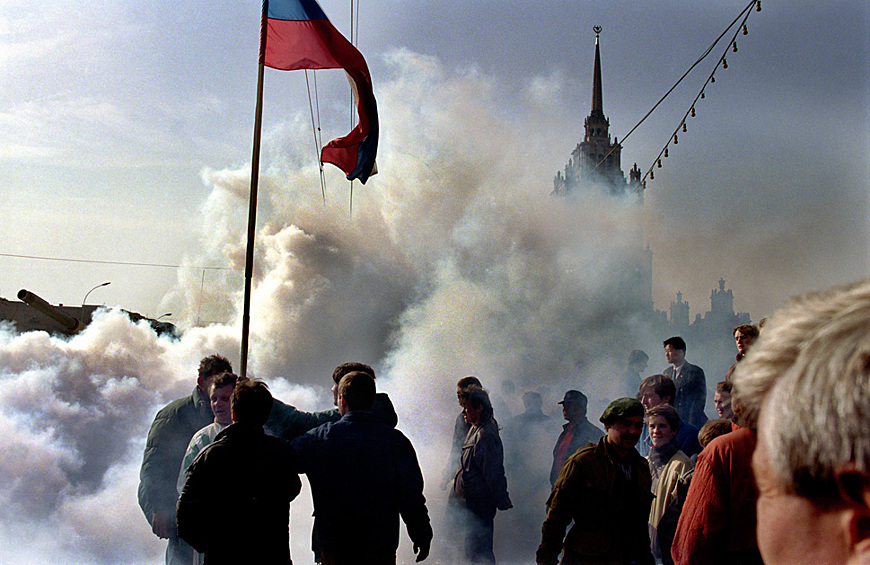 Митингующие смотрят на танки, направляющиеся к Госдуме. Октябрь 1993 года.