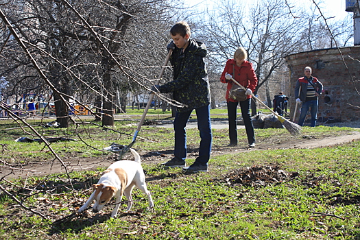 Городской субботник: кто сегодня наводил порядок в Екатеринбурге и почему сквер у «Динамо» теперь самый чистый