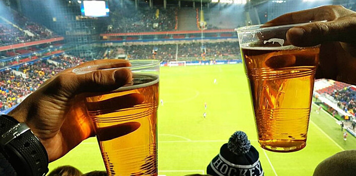 Госдума разрешит пиво на стадионах "для развития юношеского футбола"
