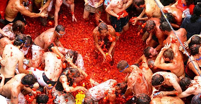 В Испании в ходе "битвы" на "Томатине" израсходовали 145 тонн помидоров