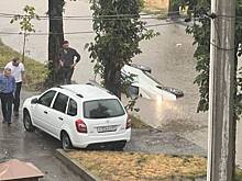 Несколько автомобилей в Нальчике ушли под воду из-за затопленных траншей