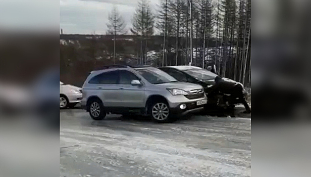 "Ловим, ловим!": штурм ледяной горки дальневосточными автолюбителями попал на видео
