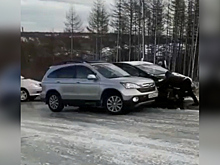 "Ловим, ловим!": штурм ледяной горки дальневосточными автолюбителями попал на видео