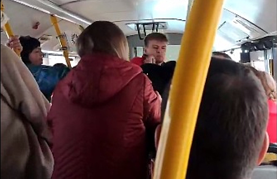 В Самаре в автобусе №47 прямо во время движения подрались пассажиры