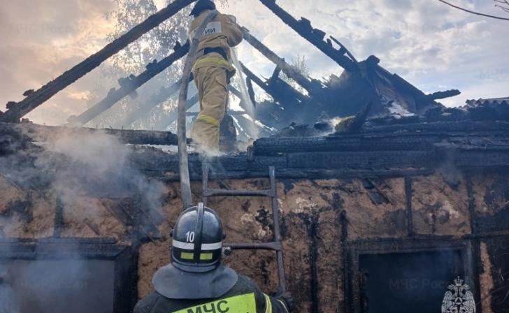 В Курской области 17-летний школьник спас из огня отчима и младшего брата