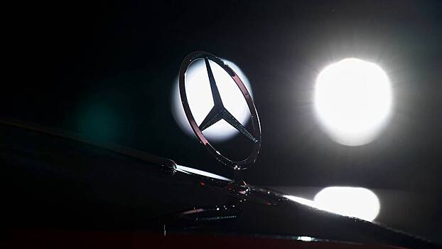 Mercedes Gelandewagen на скорости снес ограждение и улетел в пруд в Назрани