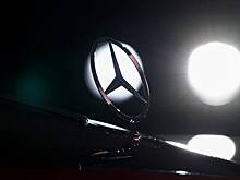 Mercedes Gelandewagen на скорости снес ограждение и улетел в пруд в Назрани