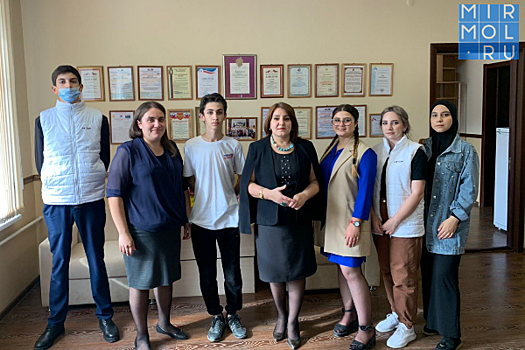 Активисты «Молодой гвардии» поздравили дагестанских педагогов с Днем учителя