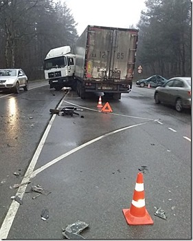Под Калининградом «Мазду» с женщиной за рулем сначала таранил «Мерседес», затем – «МАН»