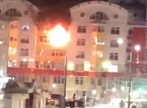 В центре Салехарда поздно вечером загорелась квартира