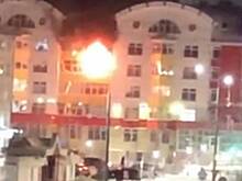 В центре Салехарда поздно вечером загорелась квартира