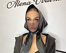 Образ дня: Алена Водонаева в кожаной косынке и маске из страз на показе AliExpress