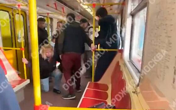 В Москве избили пенсионерку за попытку сорвать никаб с пассажирки метро. В прошлом нападавшая была заложницей боевиков Басаева