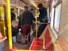 В Москве избили пенсионерку за попытку сорвать никаб с пассажирки метро. В прошлом нападавшая была заложницей боевиков Басаева