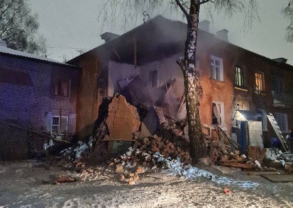 В двухэтажном доме в Рязани произошёл взрыв. Виноват либо газ, либо самогонный аппарат