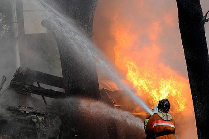 Спасатели эвакуируют жильцов горящей девятиэтажки в Екатеринбурге