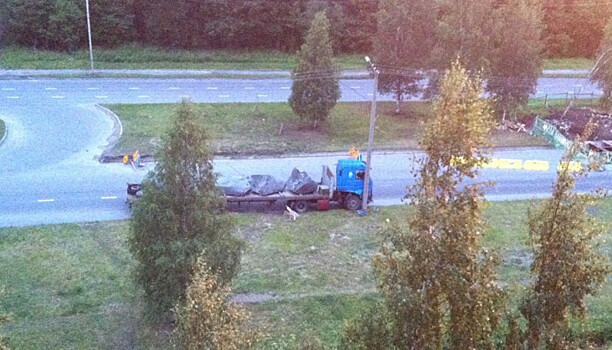Грузовик, груженный камнем, уехал без водителя в Петрозаводске