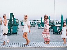Вера Брежнева опубликовала фото с мамой и дочками