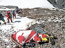 Эверест уже засыпан трупами, а восходителей всё больше и больше