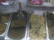 В одном из магазинов Копейска продавцы накладывают холодец строительным шпателем