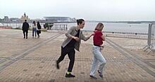 Каждую пятницу на Нижневолжской набережной проходит танцевальный флешмоб