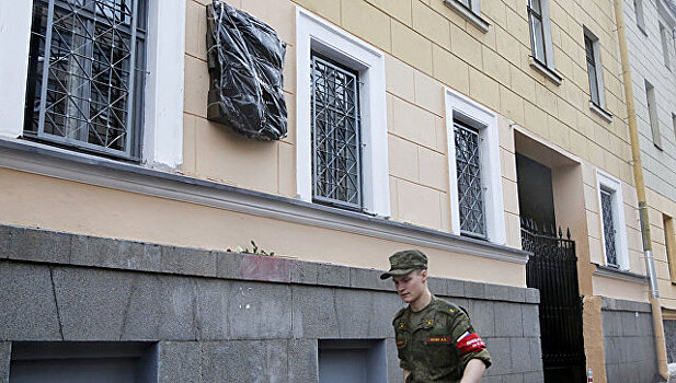 Полиция Петербурга задержала троих граждан у доски Маннергейму