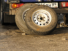 Тазовские автоинспекторы помогли водителю грузовика поменять колесо на дороге