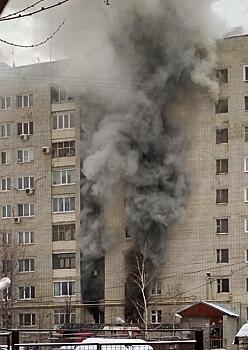 МЧС: Пожарные спасли из горящей высотки на Чапаева 16 человек