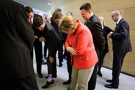 Трюдо похвастался перед Меркель разноцветными носками