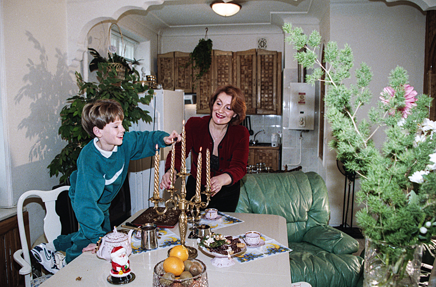 Елена Александровна Никитенко с сыном Сашей готовят праздничный стол, декабрь 1997 года 