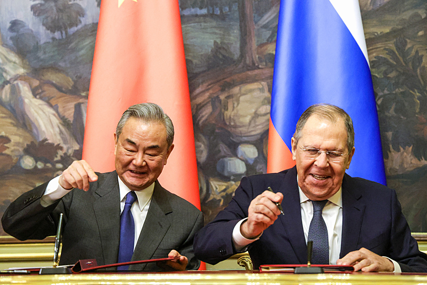 Министр иностранных дел РФ Сергей Лавров и министр иностранных дел КНР Ван И во время подписания документов по итогам переговоров, апрель 2025 года
