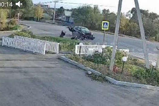 В Приморье мотоцикл на скорости влетел в авто