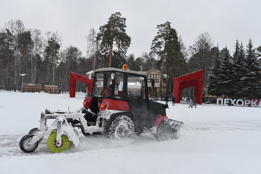 Более 200 единиц техники убирают снег в Балашихе