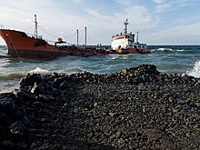 У берегов Турции загорелись два пустых танкера