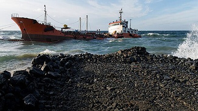 У берегов Турции загорелись два пустых танкера