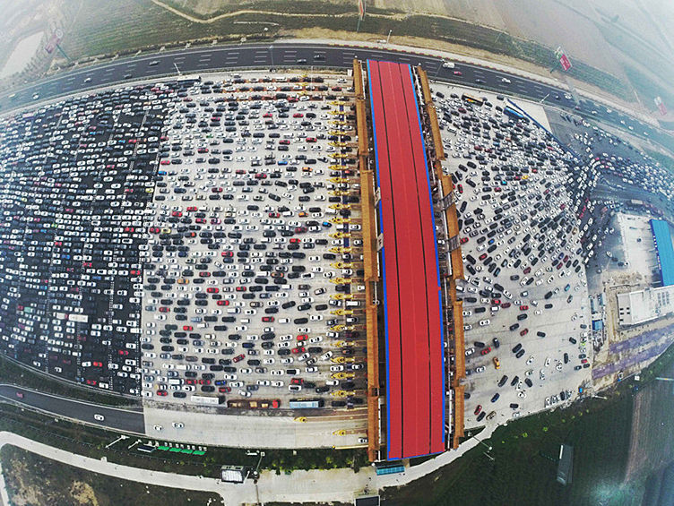 В Китае на 50-полосном шоссе образовалась рекордная пробка. Тысячи машин застряли на трассе