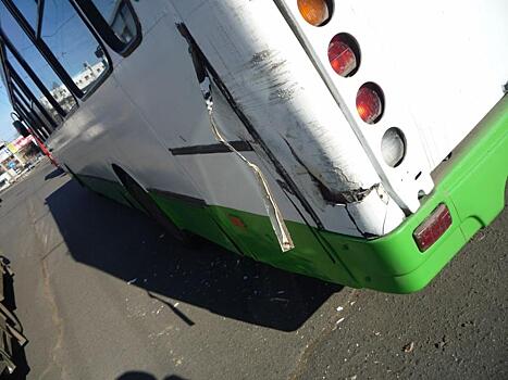 В Кирове водители троллейбуса и автобуса устроили «разборку» прямо на дороге