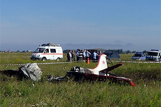 СМИ сообщили о гибели двух человек при падении самолета в Оренбуржье