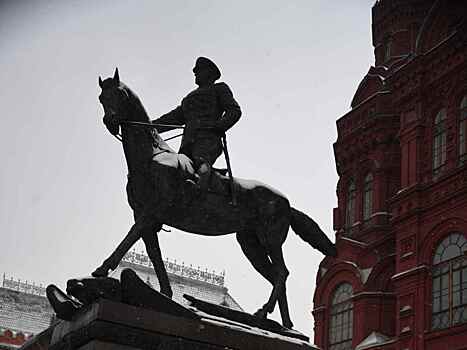 В Харькове второй день подряд вандалы обливают краской памятник маршалу Жукову