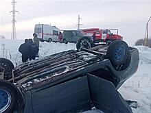 В Самарской области легковушка перевернулась на крышу, пострадал водитель