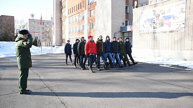 Строевой шаг оттачивают юнармейцы, которые промаршируют на параде Победы в Вологде