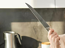 Ревность с ножом: в Красноярске женщина напала на соседку накануне 14 февраля