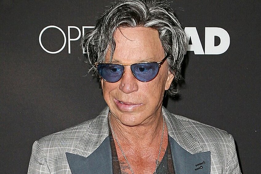 Мики Рурк. сейчас Рурк больше напоминает звезду теле-шоу «Жертва пластики». Актера по-прежнему приглашают сниматься в кино, но гораздо реже, чем раньше.