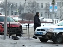 В центре Омска в ДТП попал автомобиль экипажа ДПС