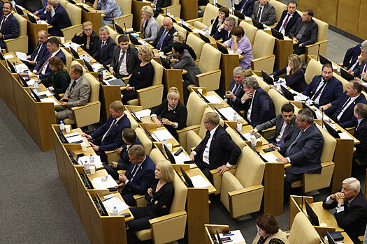 ГД приняла закон о добровольном отказе депутатов от надбавок к пенсиям