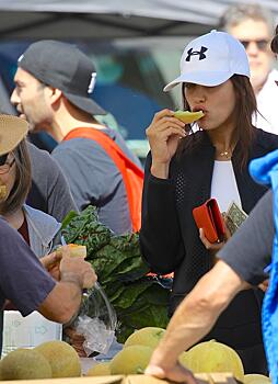 Хозяюшка: Ирина Шейк сходила на рынок за продуктами